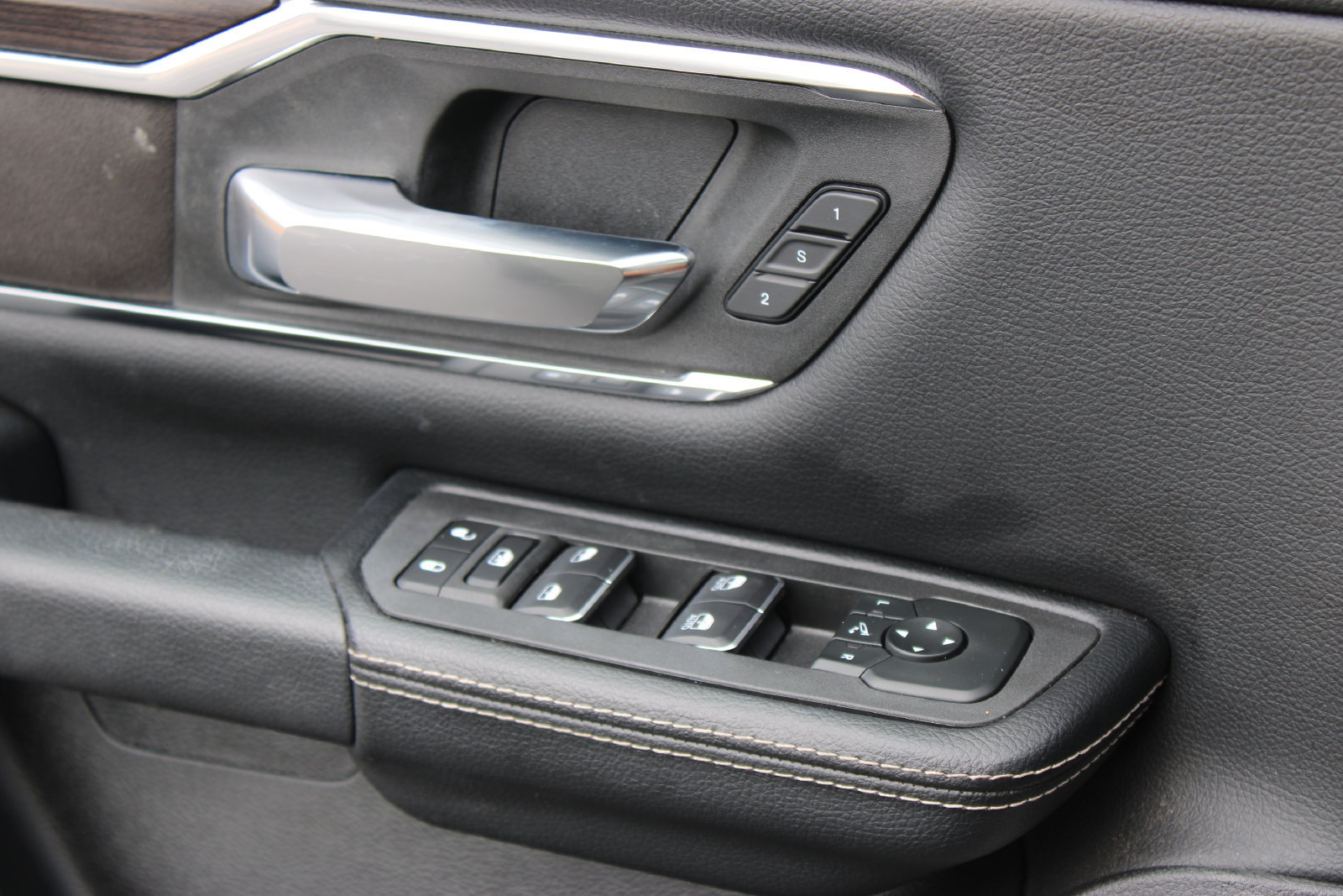 Used 2026 RAM 1500 Laramie AWD/4WD image 23