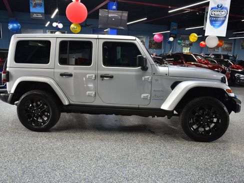Used 2024 Jeep Wrangler Unlimited Sahara w/ Technology Group AWD/4WD image 2
