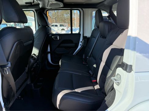 Used 2025 Jeep Wrangler Sahara w/ Safety Group image 23