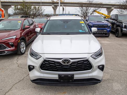 Used 2021 Toyota Highlander LE image 5