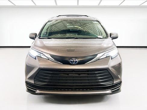 Used 2022 Toyota Sienna LE image 2