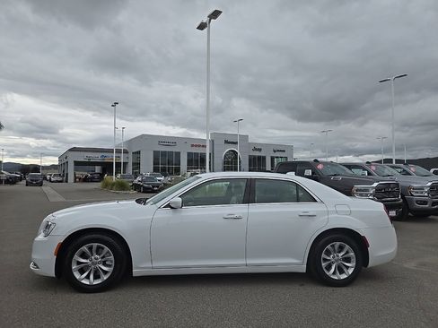 Certified 2023 Chrysler 300 Touring image 9