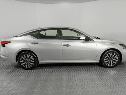 Used 2024 Nissan Altima 2.5 SV FWD image 8