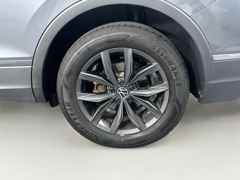Used 2023 Volkswagen Tiguan SE w/ Panoramic Sunroof Package FWD image 11
