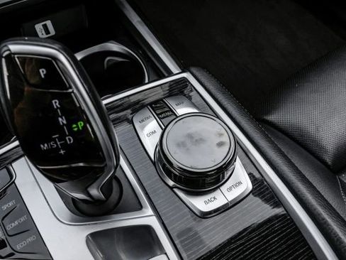 Used 2018 BMW 740i image 33
