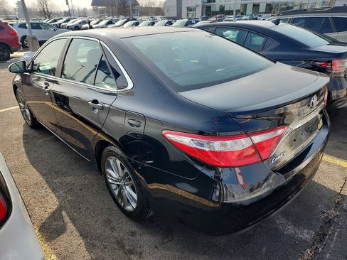Used 2017 Toyota Camry SE image 4