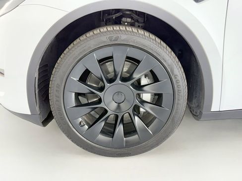 Used 2024 Tesla Model Y Long Range image 31