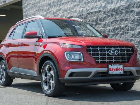 Used 2024 Hyundai Venue SEL FWD image 2