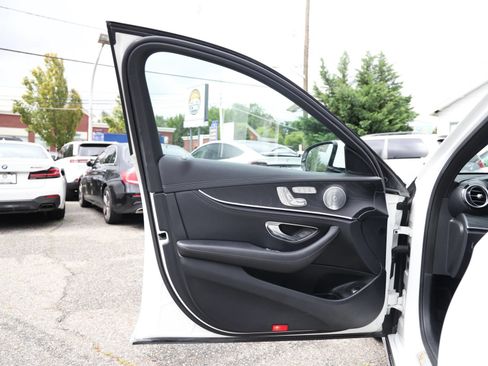 Used 2019 Mercedes-Benz E 300 4MATIC image 28