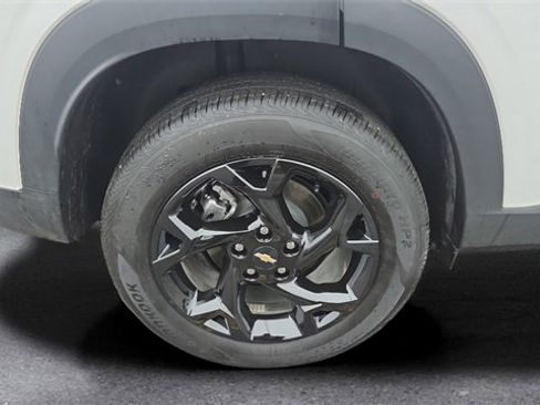 Used 2025 Chevrolet Trax LT w/ LT Convenience Package image 19