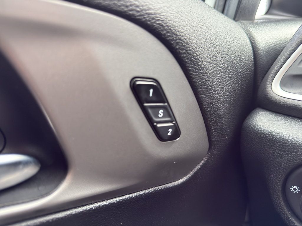 Used 2025 Chrysler Pacifica Select FWD image 20