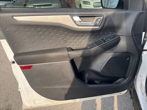 Used 2020 Ford Escape SE image 8