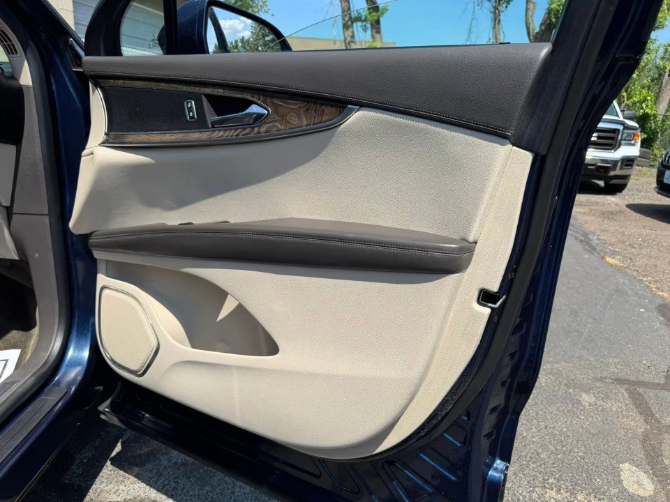 Used 2017 Lincoln MKX Reserve w/ Driver Assistance Package AWD/4WD image 23
