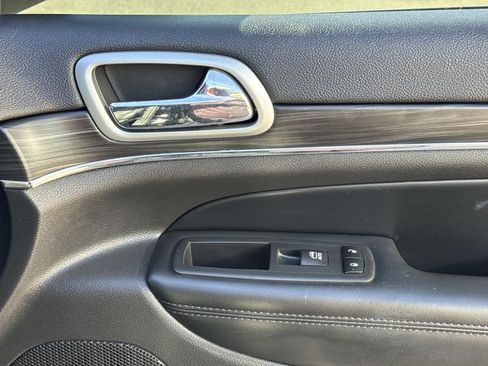 Used 2019 Jeep Grand Cherokee Limited image 16