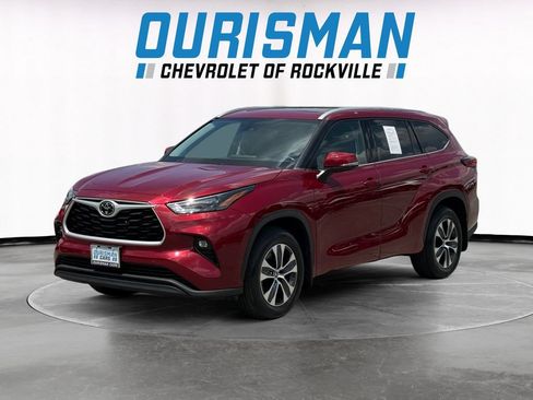Used 2022 Toyota Highlander XLE AWD/4WD image 2