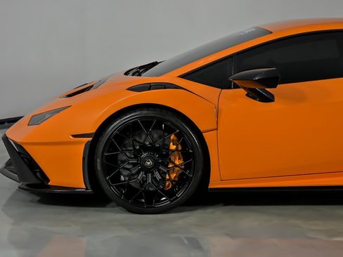 Used 2022 Lamborghini Huracan STO RWD image 9