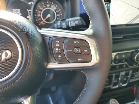 Used 2025 Jeep Wrangler Sahara image 30