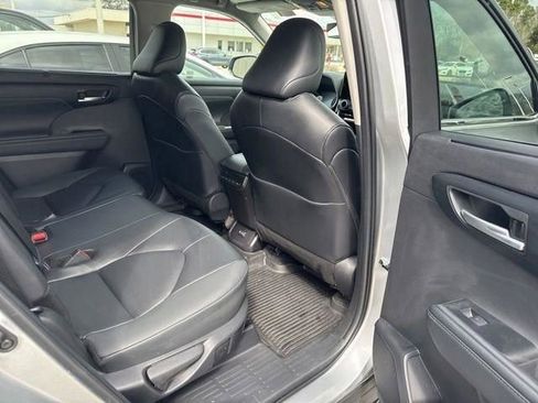 Used 2025 Toyota Highlander XLE image 31