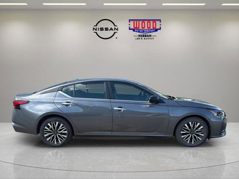 Used 2024 Nissan Altima 2.5 SV FWD image 3