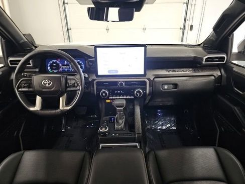 Used 2025 Toyota Tacoma Limited AWD/4WD image 32