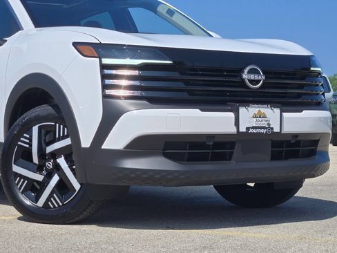 Used 2025 Nissan Kicks SV w/ SV Premium Package FWD image 2