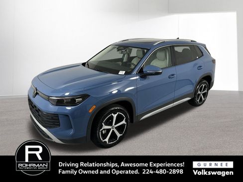 Used 2025 Volkswagen Tiguan SE image 2