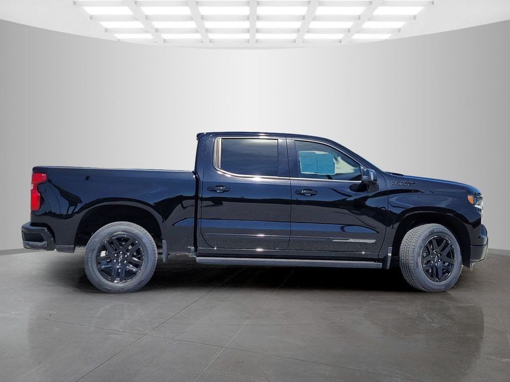 Used 2024 Chevrolet Silverado 1500 High Country w/ Midnight Edition AWD/4WD image 3