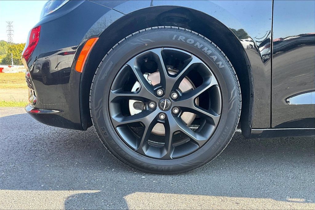 Used 2025 Chrysler Pacifica Limited FWD image 2