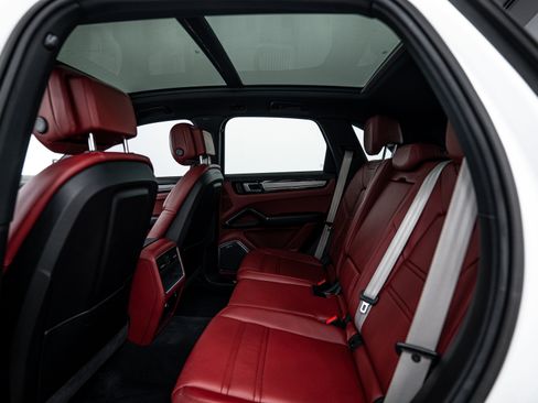 Certified 2022 Porsche Cayenne Platinum Edition image 23