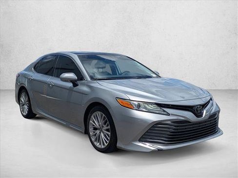 Used 2019 Toyota Camry XLE FWD image 3