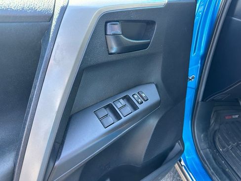 Used 2018 Toyota RAV4 LE w/ Carpet Mat Package FWD image 10