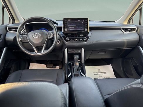 Used 2022 Toyota Corolla Cross XLE image 11