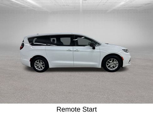 Used 2025 Chrysler Pacifica Select FWD image 14