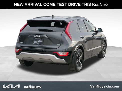 Used 2023 Kia Niro SX image 3