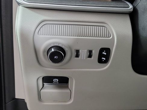 Used 2024 Jeep Wagoneer Series III w/ Premium Group I AWD/4WD image 13