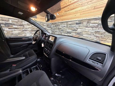 Used 2018 Dodge Grand Caravan SE FWD image 12