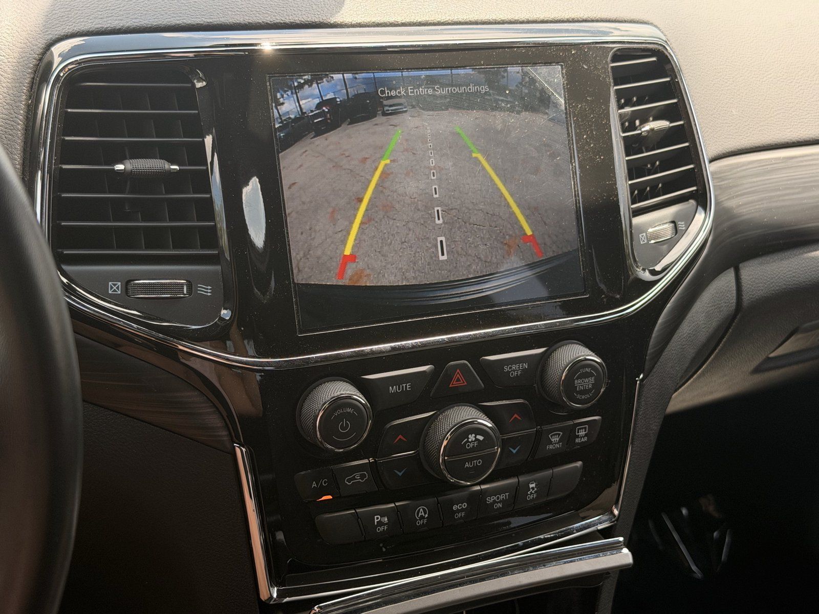 Used 2022 Jeep Grand Cherokee Laredo E AWD/4WD image 25