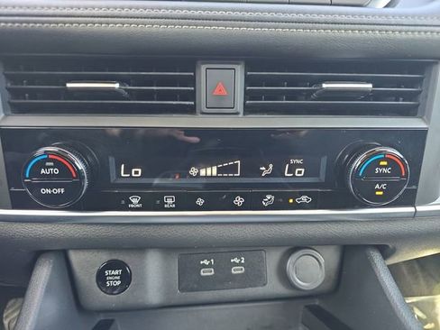 Used 2025 Nissan Rogue SV image 4