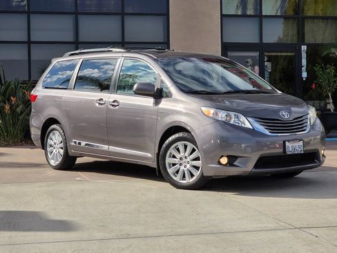 Used 2017 Toyota Sienna XLE image 3