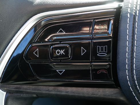 Used 2022 Jeep Grand Cherokee Overland w/ Luxury Tech Group IV image 27