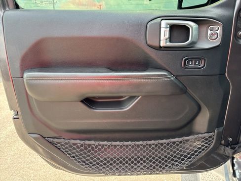 Used 2018 Jeep Wrangler Unlimited Sahara image 30