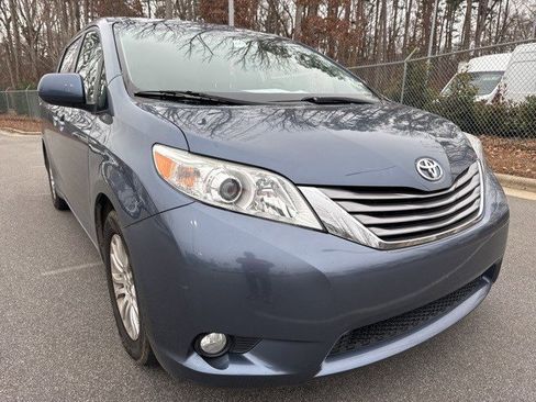 Used 2015 Toyota Sienna XLE image 3