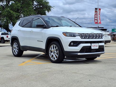 Used 2025 Jeep Compass Limited AWD/4WD image 3