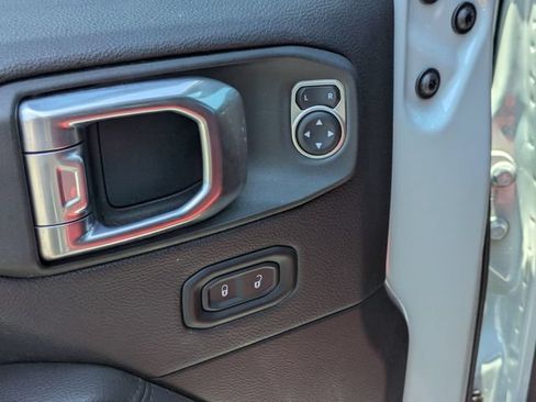 Used 2023 Jeep Wrangler Unlimited Sahara AWD/4WD image 13