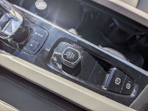 Used 2023 Volvo XC60 B6 Ultimate w/ Climate Package image 23