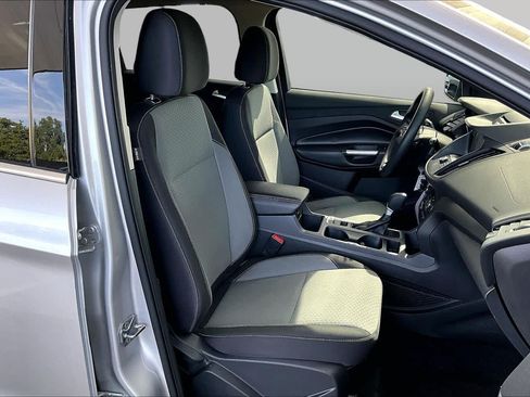 Used 2017 Ford Escape SE w/ Equipment Group 201A FWD image 9