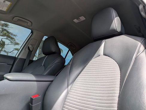 Used 2019 Toyota Camry SE image 14