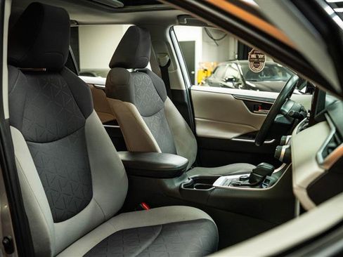 Used 2020 Toyota RAV4 XLE w/ Convenience Package image 15