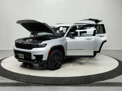 Used 2023 Jeep Grand Cherokee L Laredo RWD image 12