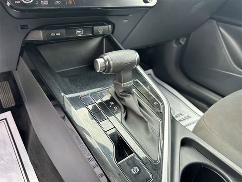 Used 2024 Kia Niro LX image 20